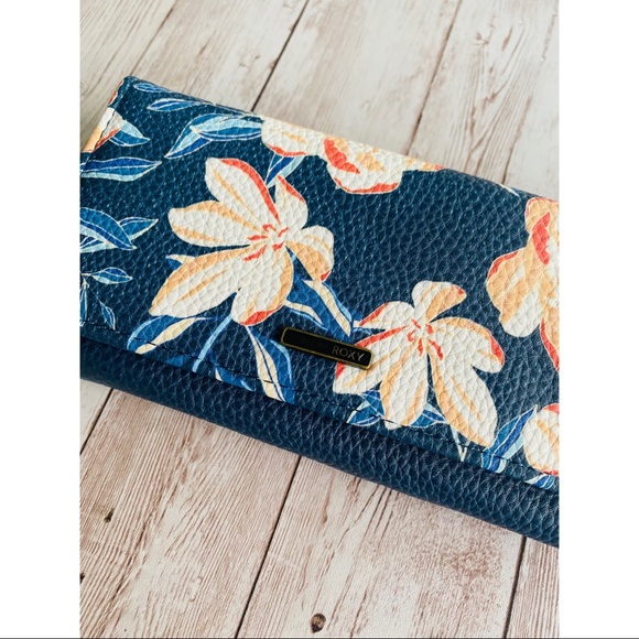 NWOT Roxy Hazy Daze Trifold Wallet - Picture 4 of 10